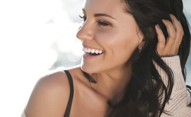 אישה מחייכת (צילום: Nina Buday, Shutterstock)