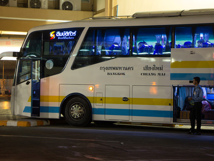 אוטובוס בתאילנד (צילום: nitinut380, Shutterstock)