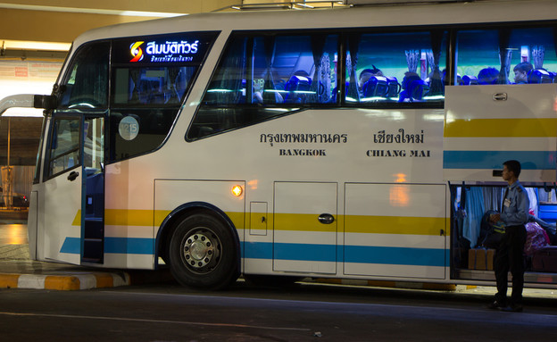 אוטובוס בתאילנד (צילום: nitinut380, Shutterstock)