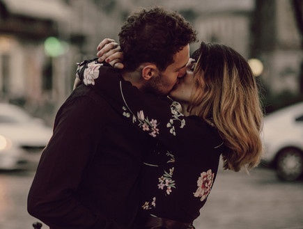 זוג מתנשק  (צילום: Bogdan Sonjachnyj, Shutterstock)