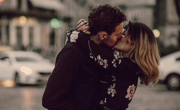 זוג מתנשק  (צילום: Bogdan Sonjachnyj, Shutterstock)