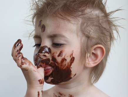 ילד אוכל שוקולד (צילום: rezachka, Shutterstock)