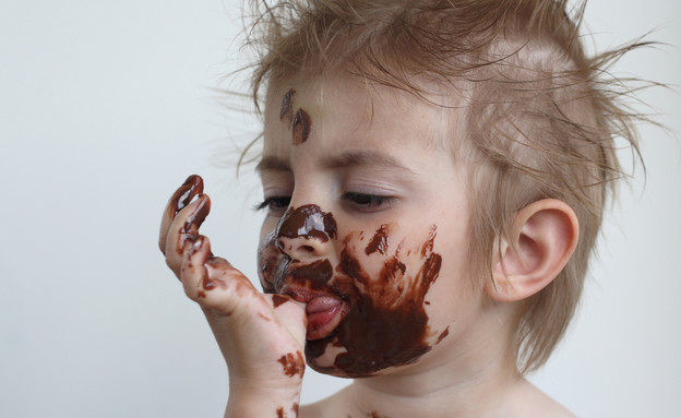 ילד אוכל שוקולד (צילום: rezachka, Shutterstock)