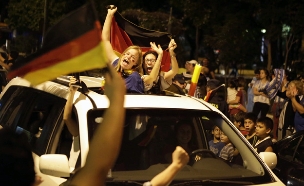 אוהדים גרמנים חוגגים בברזיל (צילום: רויטרס)