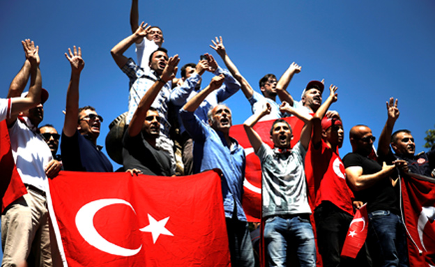 טורקים לאחר נסיון המהפכה שכשל (צילום: רויטרס)