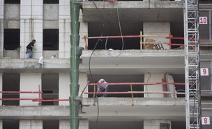 אתר בנייה בתל אביב (צילום: מוטי מילרוד, TheMarker)