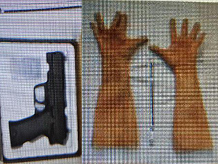 האקדח והכפפות שהשתמש לביצוע השוד (צילום: דוברות המשטרה)
