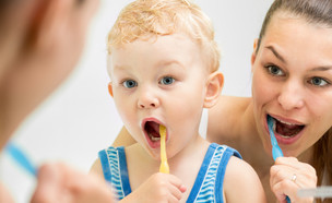 אם ובנה מצחצחים שיניים (צילום: Oksana Kuzmina, Shutterstock)