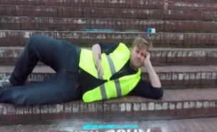 נשכב על הגדר נגד מכחישי השואה (צילום: מתוך חי בלילה, קשת)