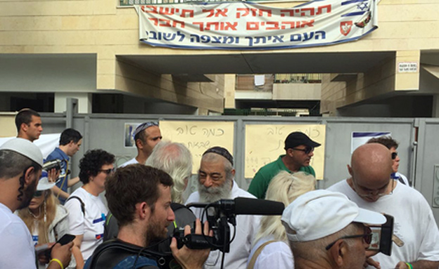 תומכים באלאור אזריה מחוץ לביתו, לפני הכניסה לכלא (צילום: אדוה דדון, חדשות 2)