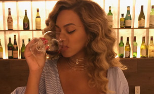 ביונסה שותה יין, אוגוסט 2017 (צילום: מתוך instagram)