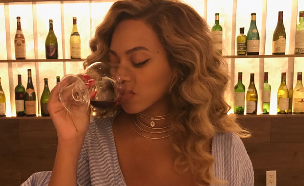 ביונסה שותה יין, אוגוסט 2017 (צילום: מתוך instagram)