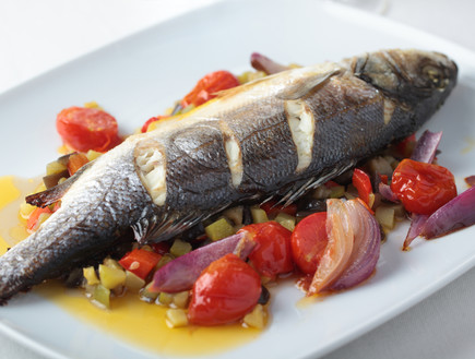 דג שלם צלוי עם ירקות בתנור (צילום: StockphotoVideo, Shutterstock)