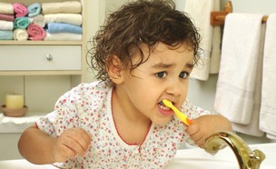 ילדה מצחצחת שיניים (צילום: 3445128471, Shutterstock)