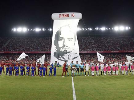 סביליה זוכרת את אנטוניו פוארטה (קרדיט: sevilla twitter) (צילום: ספורט 5)