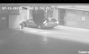 צפו בתיעוד ממצלמת האבטחה בחניון (צילום: רויטרס, באדיבות משטרת אוסטין טקסס)