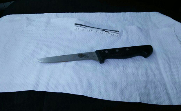 הסכין ששימשה לדקירה, היום (צילום: דוברות המשטרה)