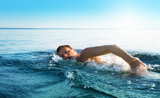 שחייה בים (צילום: Iakov Kalinin, Shutterstock)