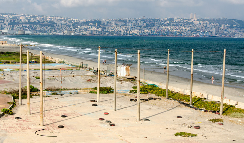 חוף ים נטוש בקריית ים על רקע העיר חיפה (צילום: Alex Lerner, Shutterstock)