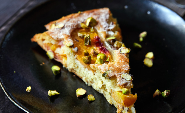 עוגת נקטרינות ושמן זית פרוסה