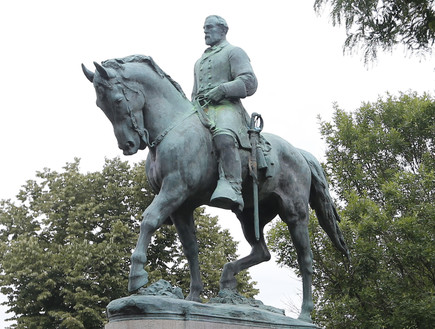 פסל הגנרל רוברט אדוארד לי בעיר שארלוטסוויל (צילום: Steve Helber, AP)