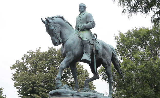 פסל הגנרל רוברט אדוארד לי בעיר שארלוטסוויל (צילום: Steve Helber, AP)