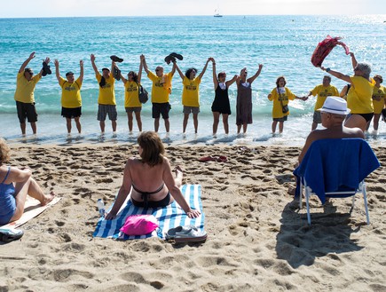 חוסמים את הים (צילום: JOSEP LAGO, GettyImages IL)