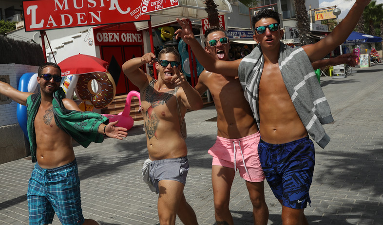בנים בלי חולצה (צילום: GettyImages-Sean Gallup)