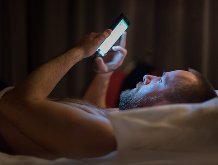 גבר במיטה (צילום: AMJonik.pl, Shutterstock)