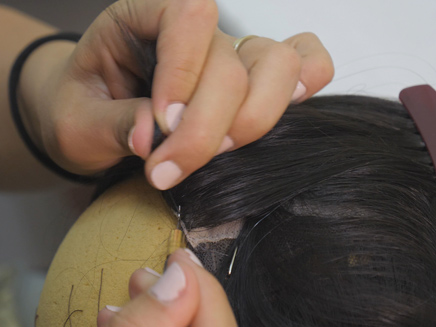 פאה משיער טבעי נוצרת בעבודת יד (צילום: חדשות 2)