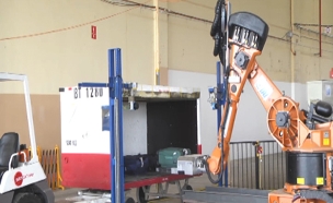 צפו: הרובוט שיחליף את עובדי הכבודה (צילום: התעשייה האווירית)
