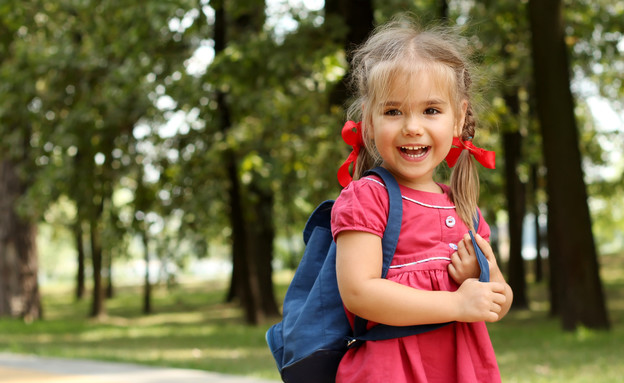 ילדה עם תיק גב (צילום: Maria Symchych, Shutterstock)