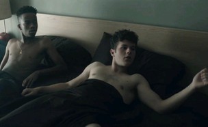 נערים מאוהבים במיטה (צילום: מתוך יוטיוב)