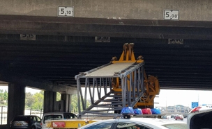 המנוף שהתנגש בגשר השלום (צילום: חדשות 2)