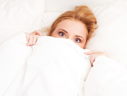 אישה במיטה (צילום: Lana K, Shutterstock)