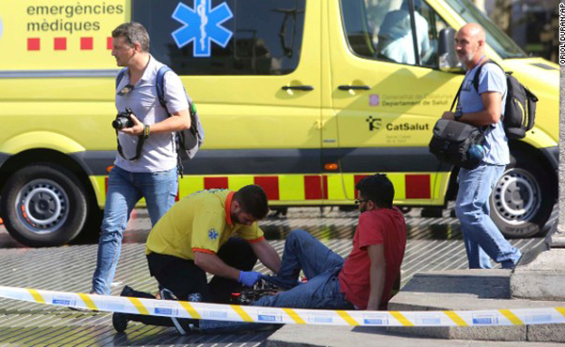 מטפלים בפצועים בברצלונה (צילום: CNN)