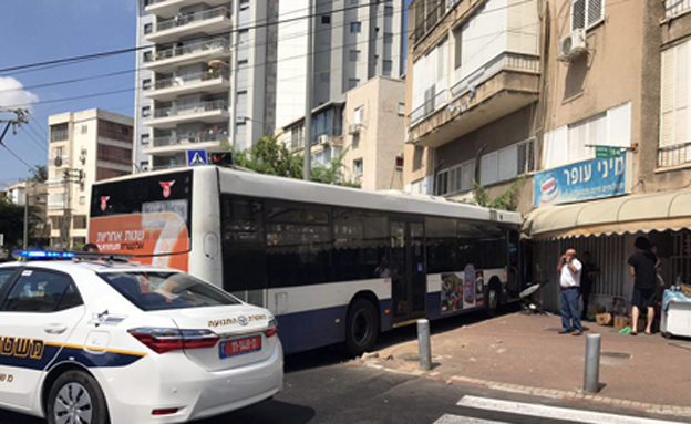אוטובוס התנגש בבית קפה ברמת גן (צילום: חדשות 2)