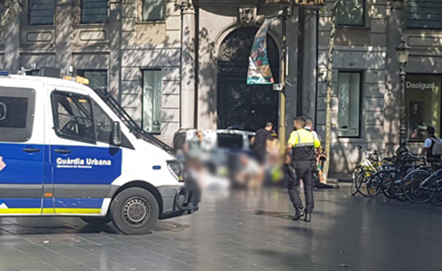 14 בני אדם נהרגו בברצלונה (צילום: עד ראייה)