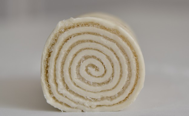 אוזני פיל - מגלגלים את הבצק ופורסים אוזני פיל - מגלגלים את הבצק ופורסים