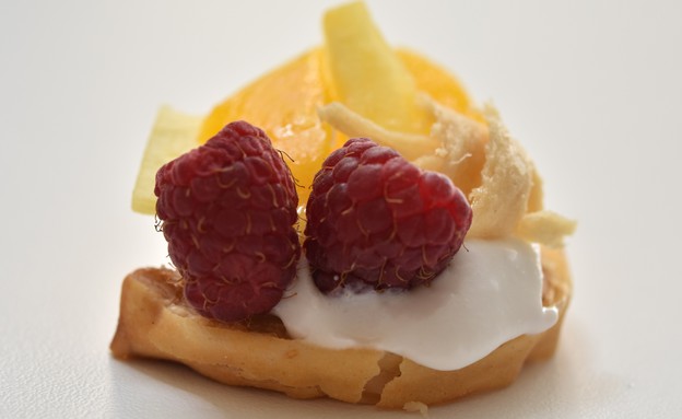 אזני פיל עם קרם קוקוס ופירות אזני פיל עם קרם קוקוס ופירות