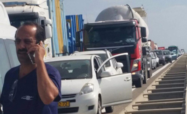 מפגינים חוסמים את הכביש בכניסה לחיפה, מחאת הנכים (צילום: הפנתרים)