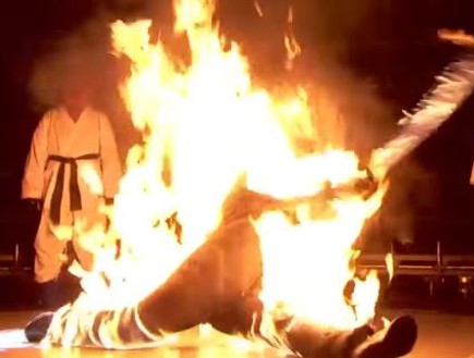 הרקדן עולה באש ב-VMA (צילום: יוטיוב )
