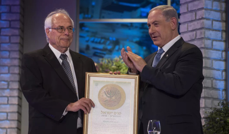 פרופ' זליג אשחר מקבל מראש הממשלה את פרס ישראל למדעי החיים ל-2015 (צילום: אוליבייה פיטוסי, TheMarker)