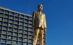 הפסל של נתניהו בכיכר רבין, בשנה שעברה (צילום: חדשות 2)