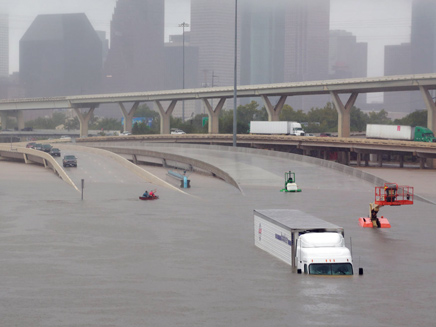 שיטפון בטקסס. נזקים במיליארדי דולרים (צילום: sky news)