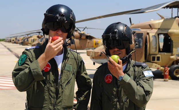 טייסים אוכלים תפוחים (צילום: דובר צה''ל)