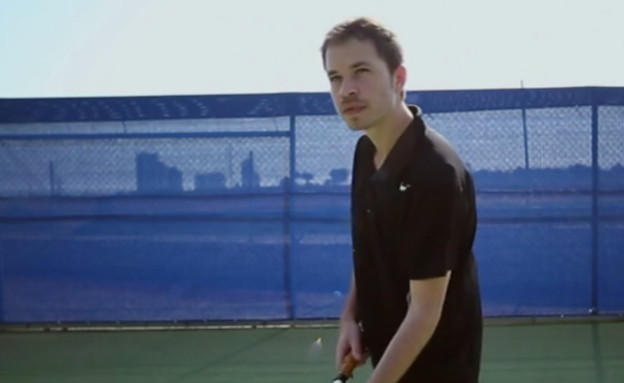 ד"ר אילון רם משחק טניס (צילום: מתוך "המתמחים", שידורי קשת)