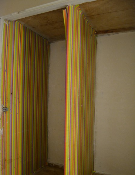 דירה, שכבות על גבי שכבות של טפטים צבעוניים בארונות (צילום: יעל חסיד)