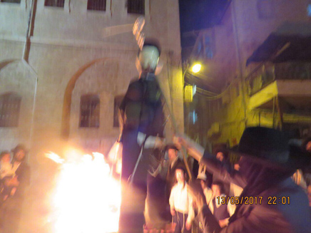 תיעוד מטריד: שריפת בובת חייל בירושלים (צילום: חיים גולדברג)
