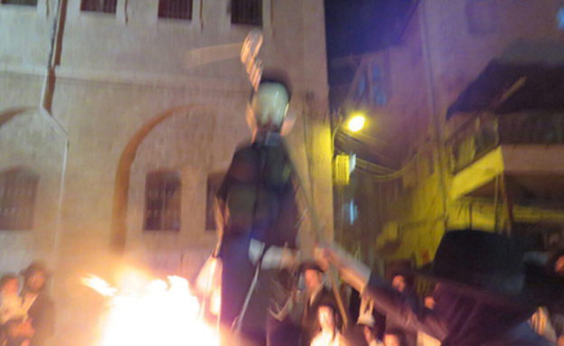 תיעוד מטריד: שריפת בובת חייל בירושלים (צילום: חיים גולדברג)